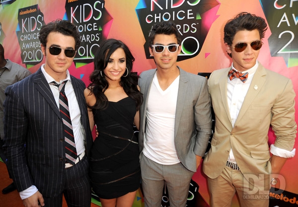 Jonas Brothers con Demi Lovato kids-choice-awards-2010-29