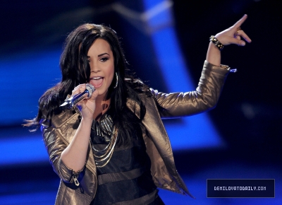 Demi Lovato y Joe Jonas cantando Make A Wave en American Idol