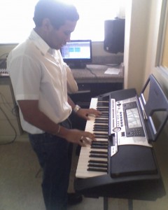 Ahi estoy en mi colegio con el teclado del salon de musica