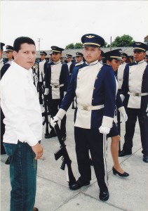 Mi padre entregandome el fusil