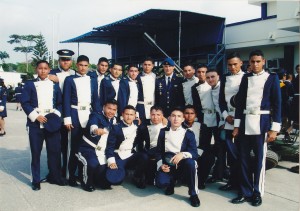 Con mi instructor militar y compañeros.