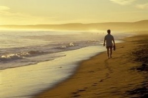 caminante-en-la-playa