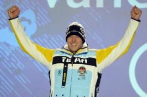 1744237229-campeon-luge-rompe-diente-morder-medalla1