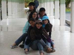 De atrás hacia adelante: Sandra, Angélik, Nicky, Yop, Vane y Sugy