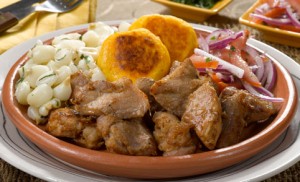 Este plato es típico de nuestro país y se lo prepara con carne de cerdo y  diversos acompañantes