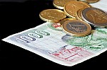 billete-de-mil-pesetas-con-monedas-de-euro-107368