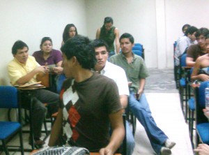 El profesor diciendo su comentario