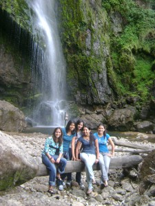 Tamos con unas amigas y en la parte posterior esta el chorro de giron..