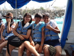 Con Denisse y Delanny en la lancha..