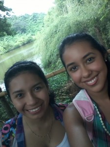 Mi mejor amiga Nashly Yange y yo buscando plantas acuaticas en el lago de la ESPOL. Un hermoso paisaje verdad?