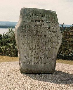 Monumento en honor al primer campamento mundial "JAMBOREE" en la isla de Browsea