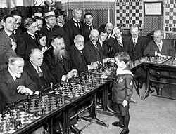 El niño prodigio del ajedrez, Samuel Reshevsky, de ocho años, derrota a varios maestros del ajedrez, en unas partidas simultáneas en Francia.