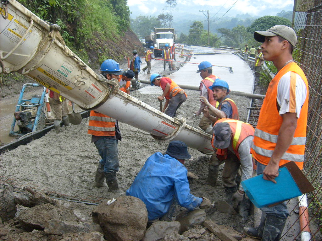 CONSTRUCTORES ARREGLANDO LA CARRETERA