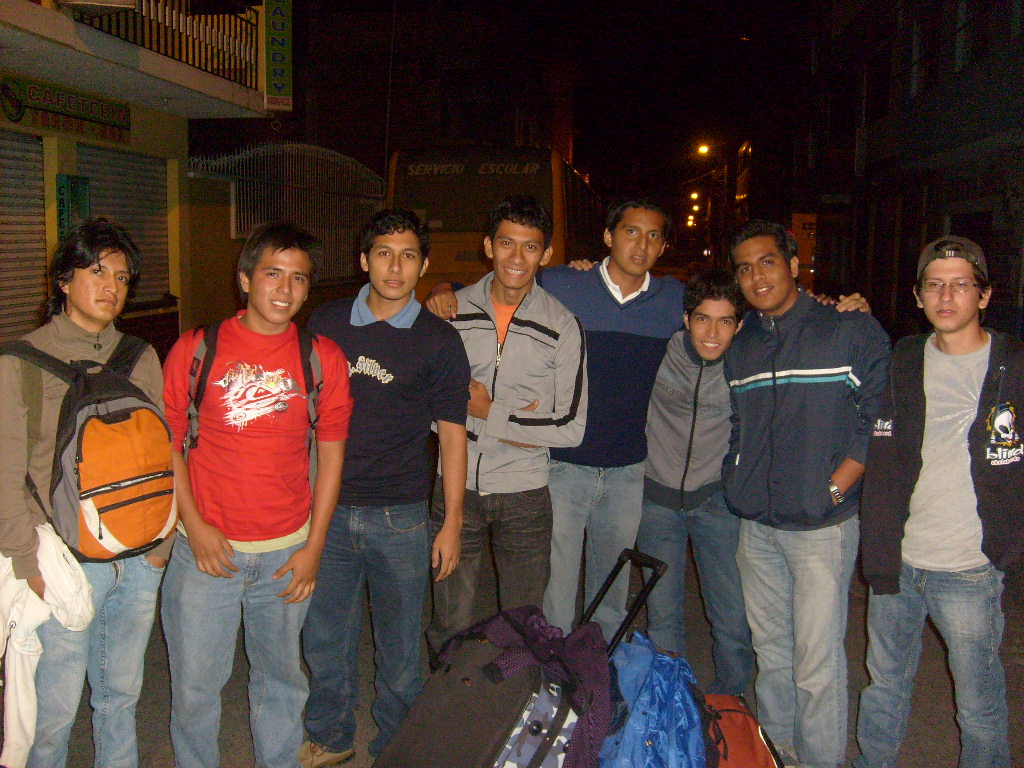 COMO INDIGENTES ESPERANDO QUE NOS ATIENDAN EN EL HOTEL